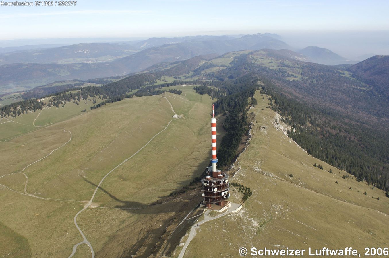 Chasseral, Blick NE-wärts. Im Hintergrund rechts: Biel. Hinten in der (linken) Bildmitte: Tramelan. Links neben dem Falten - oder Kettenjura erstreckt sich das Vallon de St. Imier.